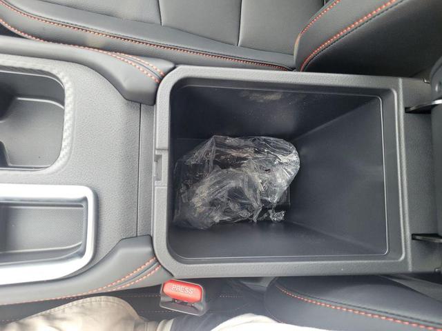 Photo of 2025 Aspen White Tricoat/Super Black Nissan Sentra