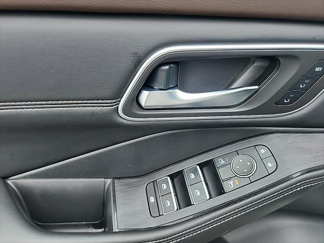 Photo of 2021 Pearl White Tricoat Nissan Rogue
