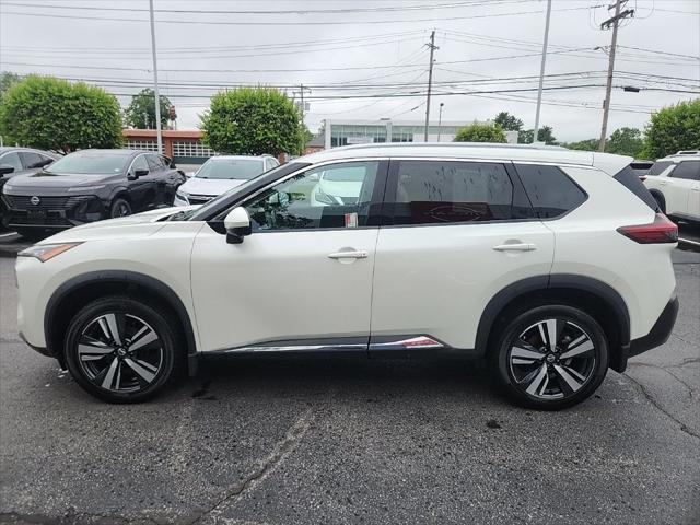 Photo of 2021 Pearl White Tricoat Nissan Rogue