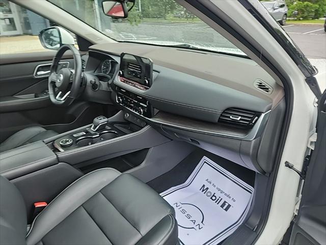 Photo of 2021 Pearl White Tricoat Nissan Rogue