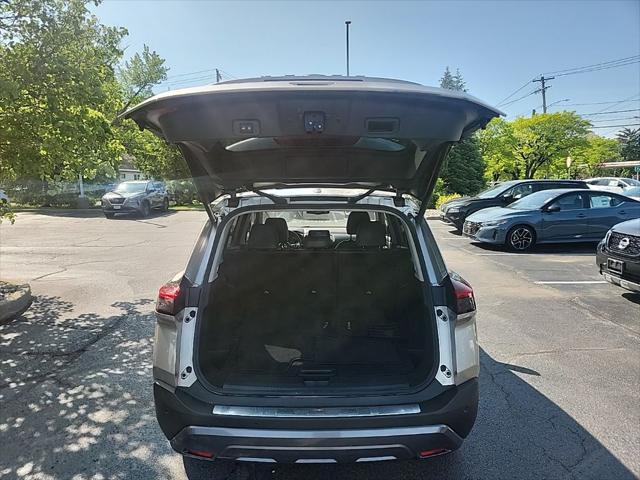 Photo of 2022 Champagne Silver Metallic Nissan Rogue