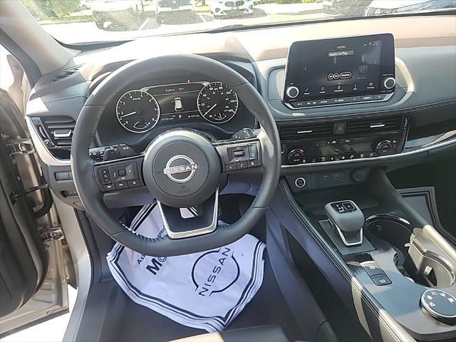 Photo of 2022 Champagne Silver Metallic Nissan Rogue