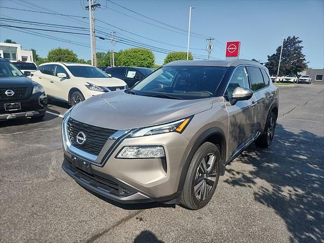 Photo of 2022 Champagne Silver Metallic Nissan Rogue