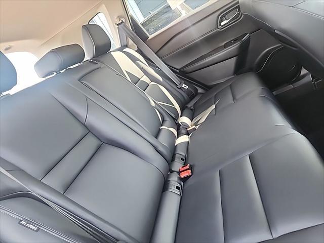 Photo of 2022 Champagne Silver Metallic Nissan Rogue