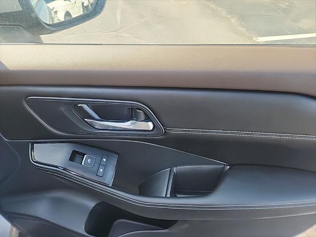 Photo of 2022 Champagne Silver Metallic Nissan Rogue
