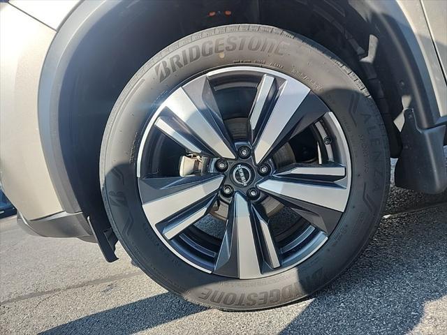 Photo of 2022 Champagne Silver Metallic Nissan Rogue