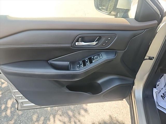 Photo of 2022 Champagne Silver Metallic Nissan Rogue