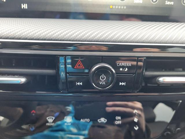 Photo of 2025 Aspen White Tricoat Nissan Kicks