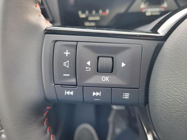 Photo of 2025 Aspen White Tricoat Nissan Kicks