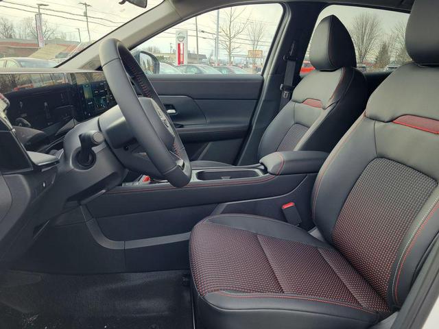 Photo of 2025 Aspen White Tricoat Nissan Kicks