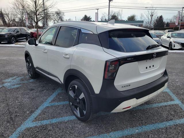 Photo of 2025 Aspen White Tricoat Nissan Kicks