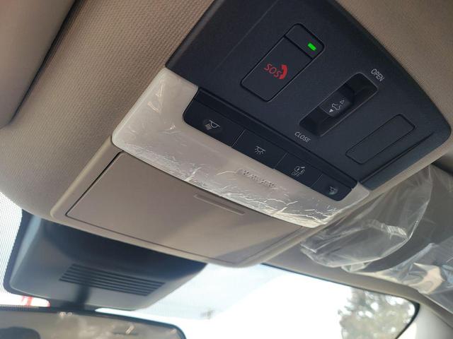 Photo of 2025 Aspen White Tricoat/Super Black Nissan Sentra