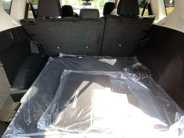 Photo of 2025 Glacier White Nissan Rogue