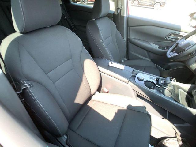 Photo of 2025 Glacier White Nissan Rogue