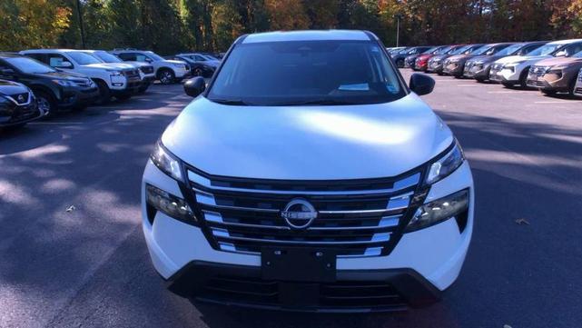 Photo of 2025 Glacier White Nissan Rogue