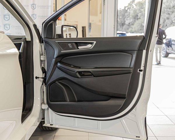 Photo of 2022 Oxford White Ford Edge