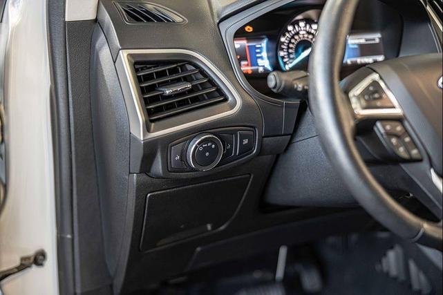 Photo of 2022 Oxford White Ford Edge