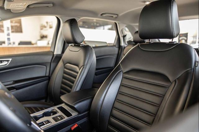 Photo of 2022 Oxford White Ford Edge