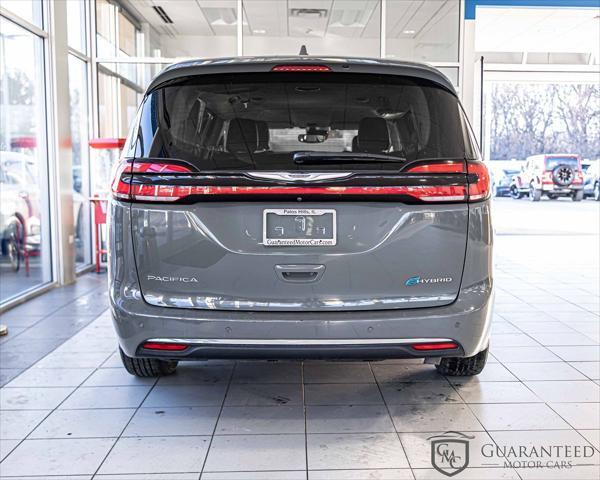 Photo of 2020 Bright White Clearcoat Chrysler Pacifica