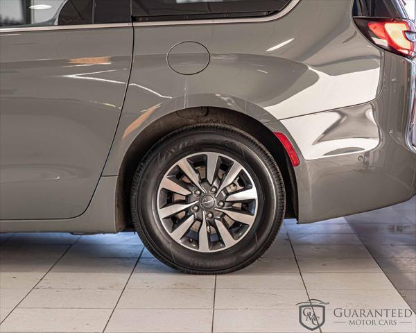 Photo of 2020 Bright White Clearcoat Chrysler Pacifica