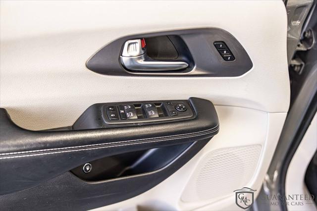 Photo of 2020 Bright White Clearcoat Chrysler Pacifica