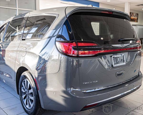 Photo of 2020 Bright White Clearcoat Chrysler Pacifica
