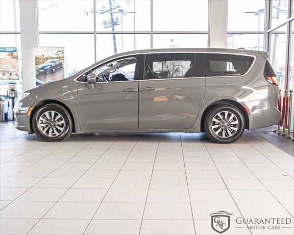 Photo of 2020 Bright White Clearcoat Chrysler Pacifica