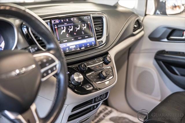 Photo of 2020 Bright White Clearcoat Chrysler Pacifica