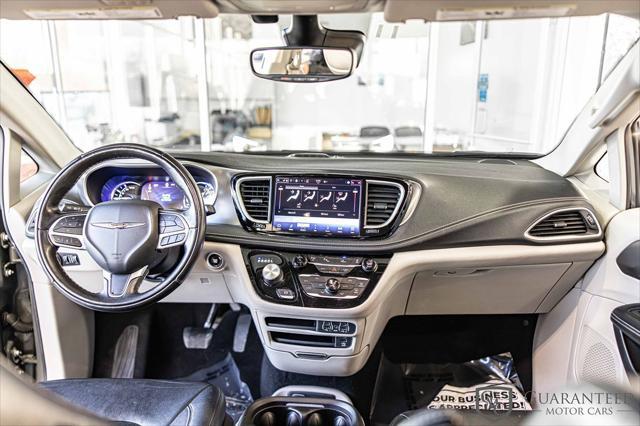 Photo of 2020 Bright White Clearcoat Chrysler Pacifica