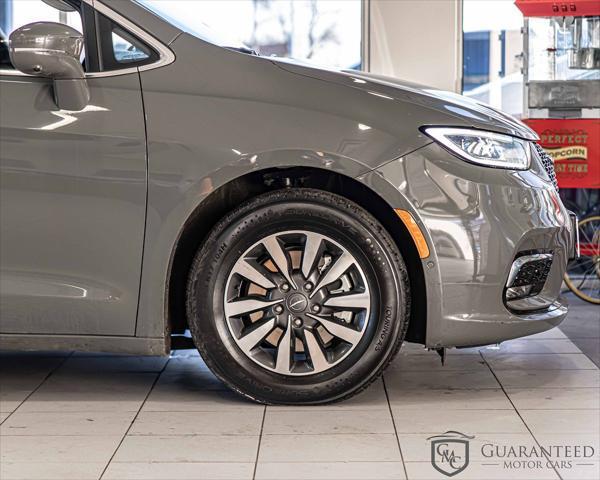 Photo of 2020 Bright White Clearcoat Chrysler Pacifica