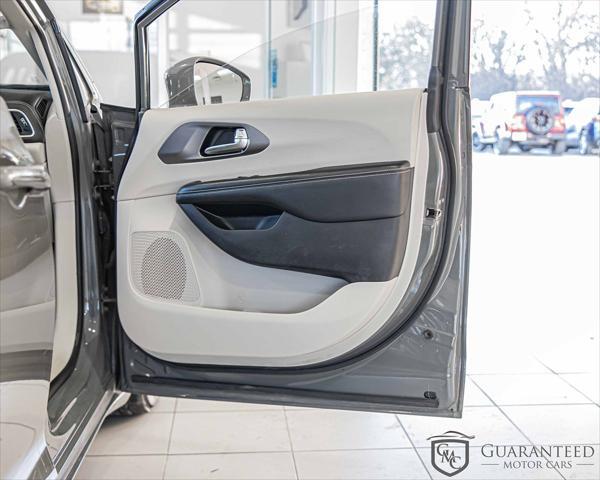 Photo of 2020 Bright White Clearcoat Chrysler Pacifica