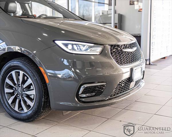 Photo of 2020 Bright White Clearcoat Chrysler Pacifica