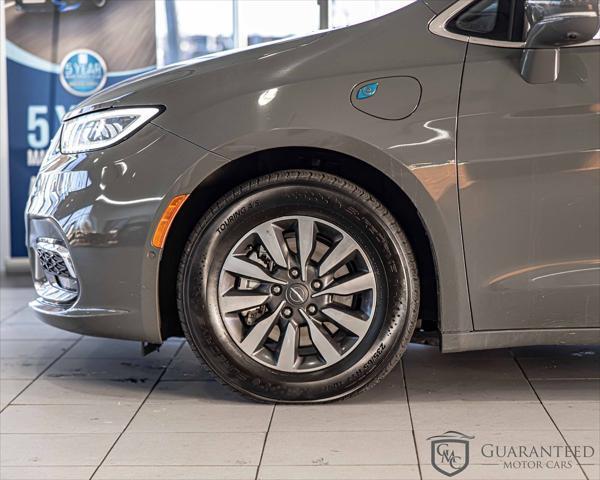 Photo of 2020 Bright White Clearcoat Chrysler Pacifica
