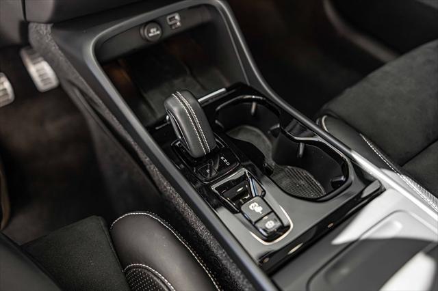 Photo of 2021 Bursting Blue Metallic Volvo XC40
