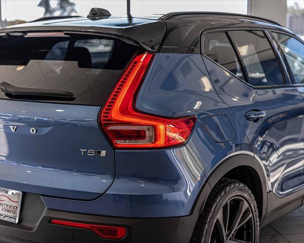 Photo of 2021 Bursting Blue Metallic Volvo XC40