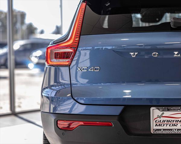 Photo of 2021 Bursting Blue Metallic Volvo XC40