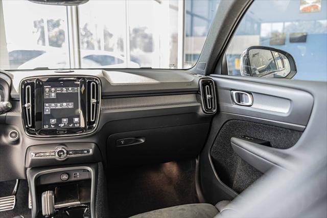 Photo of 2021 Bursting Blue Metallic Volvo XC40