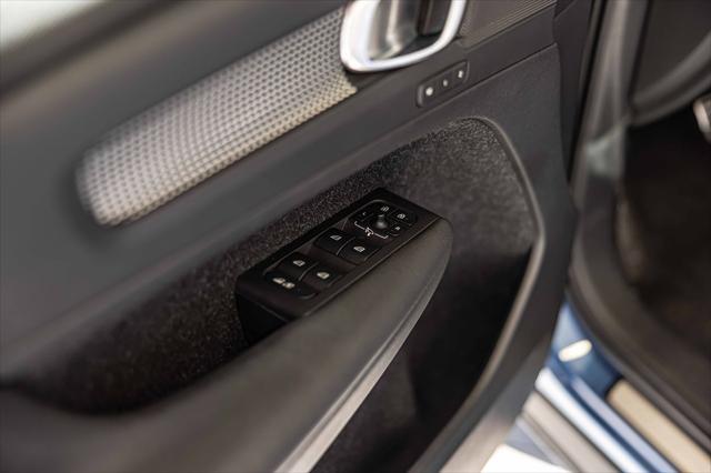 Photo of 2021 Bursting Blue Metallic Volvo XC40