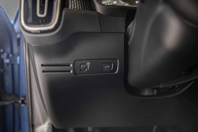 Photo of 2021 Bursting Blue Metallic Volvo XC40