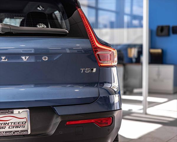 Photo of 2021 Bursting Blue Metallic Volvo XC40