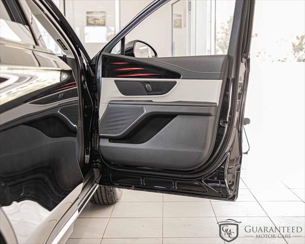 Photo of 2025 Infinite Black Metallic Clearcoat Lincoln Nautilus