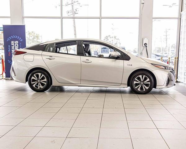 Photo of 2018 Classic Silver Metallic Toyota Prius Prime