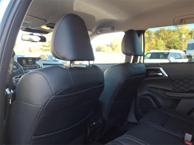 Photo of 2022 White Diamond Mitsubishi Outlander