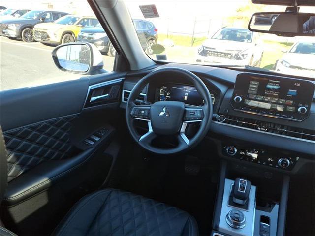 Photo of 2022 White Diamond Mitsubishi Outlander