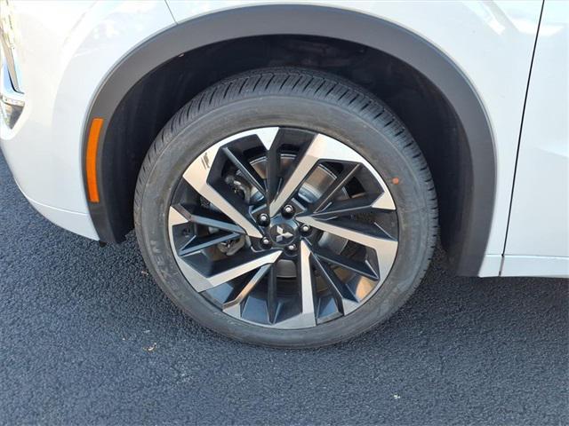 Photo of 2022 White Diamond Mitsubishi Outlander