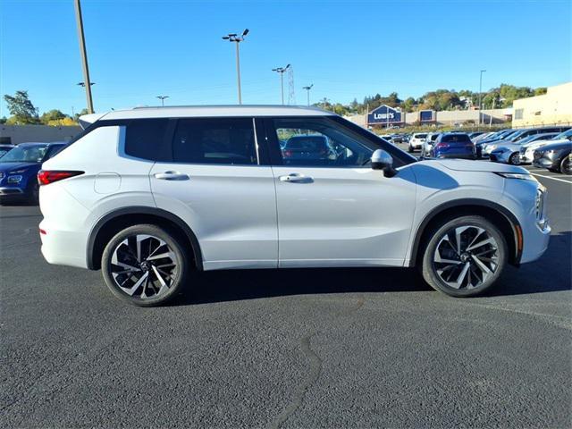Photo of 2022 White Diamond Mitsubishi Outlander