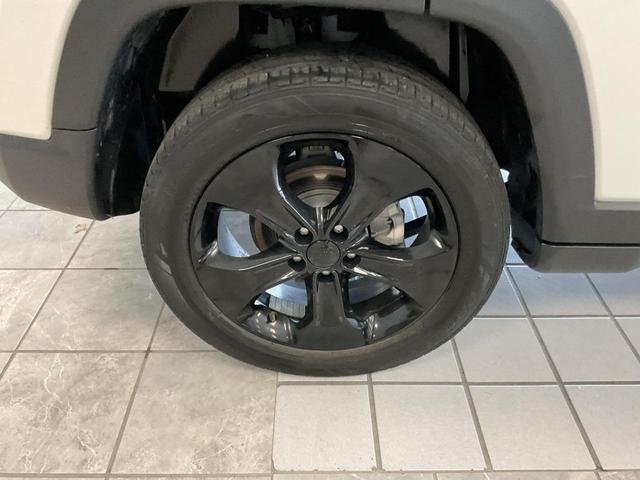 Photo of 2020 White Clearcoat Jeep Compass