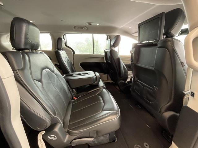 Photo of 2017 Brilliant Black Crystal Pearlcoat Chrysler Pacifica