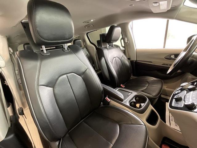 Photo of 2017 Brilliant Black Crystal Pearlcoat Chrysler Pacifica
