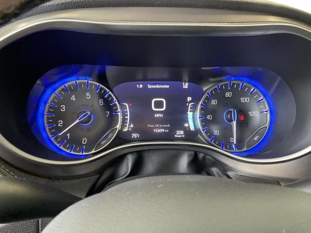 Photo of 2017 Brilliant Black Crystal Pearlcoat Chrysler Pacifica